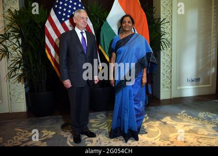 Reportage : le secrétaire américain à la Défense, James Mattis, rencontre le ministre indien de la Défense, Nirmala Sitharaman, à la réunion des ministres de la Défense de l'ANASE, à Singapour, le 19 octobre 2018. Banque D'Images