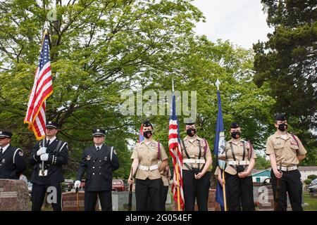 Grove, États-Unis. 31 mai 2021. Le corps d'instruction des officiers de réserve juniors de la Marine participe au service du jour du souvenir. Le poste Paschall 164 de la Légion américaine et les anciens combattants de la guerre étrangère 8198 accueillent le service du jour du souvenir au cimetière de Grove City. (Photo de Stephen Zenner/SOPA Images/Sipa USA) crédit: SIPA USA/Alay Live News Banque D'Images