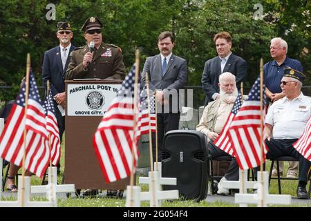 Grove, États-Unis. 31 mai 2021. Conférencier en vedette, le 83e Adjudant général de l'Ohio, le major général John C. Harris, Jr. Parle pendant le service de jour commémoratif debout à côté des anciens combattants. Le poste Paschall 164 de la Légion américaine et les anciens combattants de la guerre étrangère 8198 accueillent le service du jour du souvenir au cimetière de Grove City. Crédit : SOPA Images Limited/Alamy Live News Banque D'Images