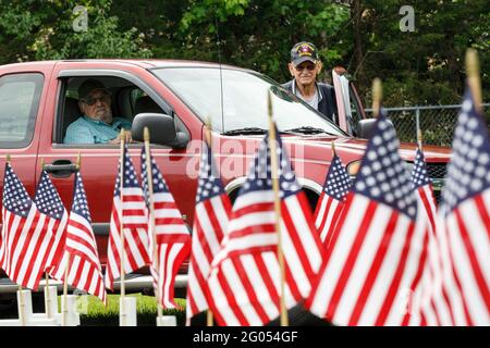 Grove, États-Unis. 31 mai 2021. Bob James, un vétéran de la Force aérienne de 71 ans de Grove City, en Ohio, est assis dans un pick-up Chevrolet avec un ancien Chaplin de l'American Legion Post 164, Don Hutchinson pendant la procession du service du jour du souvenir pour honorer les anciens combattants. Le poste Paschall 164 de la Légion américaine et les anciens combattants de la guerre étrangère 8198 accueillent le service du jour du souvenir au cimetière de Grove City. (Photo de Stephen Zenner/SOPA Images/Sipa USA) crédit: SIPA USA/Alay Live News Banque D'Images