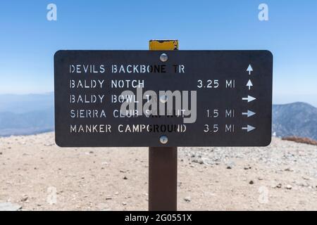 Mt Baldy, Californie, États-Unis - 23 mai 2021 : vue sur le panneau du sentier de la dorsale Devils sur le sommet du Mont Baldy dans les montagnes San Gabriel. Banque D'Images