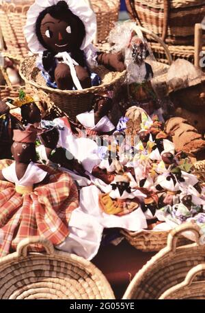 Années 1990 Sainte-Lucie (Caraïbes orientales) - poupées et paniers faits à la main font des cadeaux idéaux; dans le nouveau marché de l'artisanat près du nouveau port de croisière dans Castries ca. 1995-1999 Banque D'Images