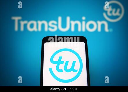 Ukraine. 31 mai 2021. Dans cette illustration, le logo TransUnion apparaît sur un smartphone et un écran de pc. (Photo de Pavlo Gonchar/SOPA Images/Sipa USA) crédit: SIPA USA/Alay Live News Banque D'Images