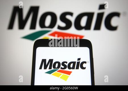 Ukraine. 31 mai 2021. Dans cette illustration, le logo de Mosaic Company est visible sur un smartphone et un écran de pc. (Photo de Pavlo Gonchar/SOPA Images/Sipa USA) crédit: SIPA USA/Alay Live News Banque D'Images