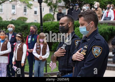 New York, États-Unis. 31 mai 2021. Les officiers du NYPD Mohamed et Krala du quartier 114 assistent à la cérémonie du jour du souvenir 2021 des American Legion Boulevard Gardens dans le quartier Queens de New York. Le Memorial Day est un jour férié fédéral en l'honneur du personnel militaire qui est décédé dans l'exercice de ses fonctions militaires. Crédit : SOPA Images Limited/Alamy Live News Banque D'Images