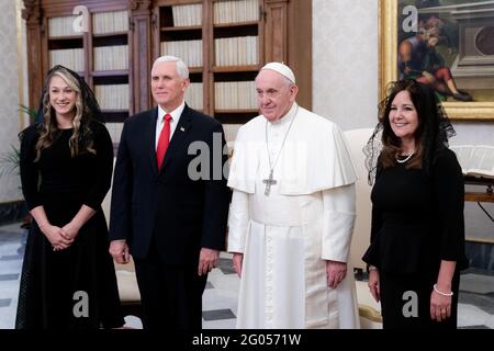 Le vice-président Mike Pence, Mme Karen Pence, et leur belle-fille Sarah Pence posent pour une photo le vendredi 24 janvier 2020, à la bibliothèque papale du Vatican Banque D'Images