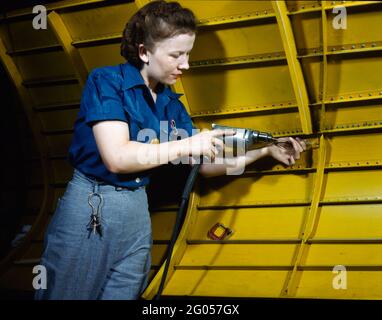 Exploitant un exercice à main à Vultee-Nashville, Woman travaille sur un bombardier de plongée Vengeance, Tennessee, février 1943 Banque D'Images