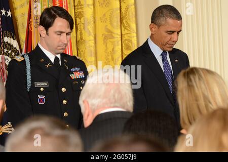 Reportage: Le récipiendaire de la médaille d'honneur l'ancien capitaine de l'Armée William Swenson et le président Barack Obama prient à la cérémonie où Swenson a reçu le plus haut prix militaire du pays pour le valor, le 15 octobre 2013. Banque D'Images