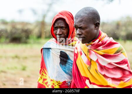 Deux hommes Massai marcher ensemble Banque D'Images