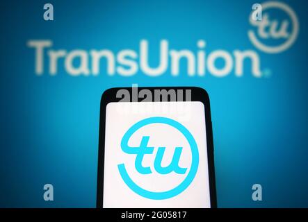 Ukraine. 31 mai 2021. Dans cette illustration, le logo TransUnion apparaît sur un smartphone et un écran de pc. Crédit : SOPA Images Limited/Alamy Live News Banque D'Images