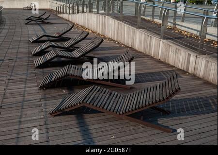 25.05.2021, Singapour, République de Singapour, Asie - chaises longues libérées le long de la promenade de bord de mer à Marina Bay pendant la crise corona durable. Banque D'Images