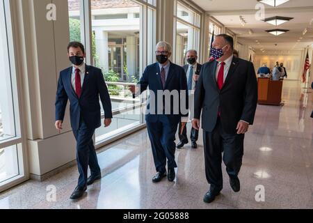 Hugh Hewitt donne au secrétaire d'État Michael R. Pompeo une visite guidée de la bibliothèque présidentielle Richard Nixon, à Yorba Linda, en Californie, le 23 juillet 2020. Banque D'Images