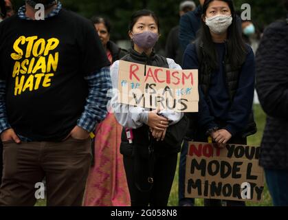 Boston, Massachusetts, États-Unis. 31 mai 2021. Journée nationale de solidarité contre la haine de l'AAPI. Jusqu'à 200 insulaires, principalement asiatiques, indiens et du Pacifique, se sont réunis le jour du souvenir sur le Boston Common pour montrer leur soutien à la communauté asiatique américaine et des insulaires du Pacifique (AAPI). La photo montre la femme asiatique (au centre) tenant un panneau fait maison avec 'le racisme est UN virus' écrit en anglais et 'protéger les personnes âgées' écrit en mandarin. Crédit : Chuck Nacke/Alay Live News Banque D'Images