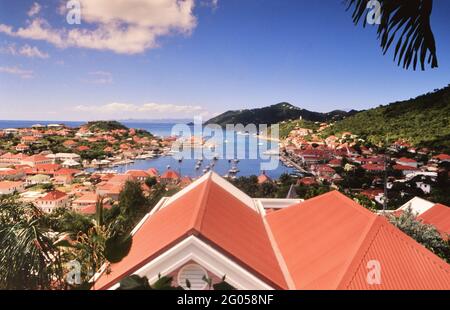 Années 1990, Saint-Barthélemy – l'hôtel Carl Gustav, situé directement au-dessus du port de Gustavia ca. 1998 Banque D'Images