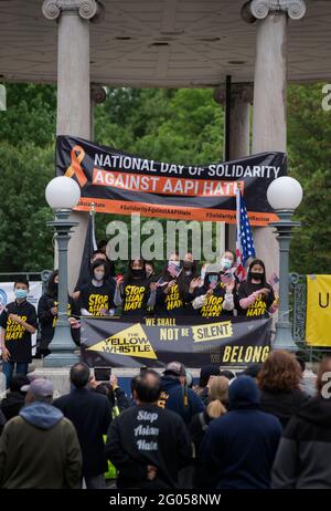 Boston, Massachusetts, États-Unis. 31 mai 2021. Journée nationale de solidarité contre la haine de l'AAPI. Jusqu'à 200 insulaires, principalement asiatiques, indiens et du Pacifique, se sont réunis le jour du souvenir au Boston Common pour montrer leur soutien à la communauté des insulaires d'Asie et du Pacifique (AAPI). La photo montre un chœur d'enfants asiatiques américains sur un kiosque à musique. Banque D'Images