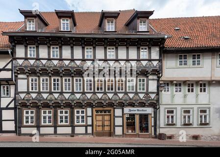 Stolberg, Allemagne. 24 mai 2021. Une maison historique à colombages avec un studio de photo au rez-de-chaussée. Credit: Stephan Schulz/dpa-Zentralbild/ZB/dpa/Alay Live News Banque D'Images