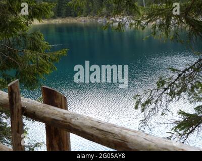 Vue imprenable sur les lacs et les cours d'eau des Dolomites dans les Alpes, en Italie Banque D'Images