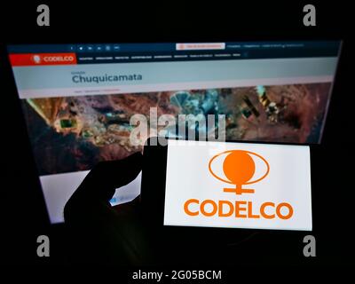 Personne tenant un smartphone avec le logo de la société minière chilienne Codelco à l'écran devant le site Web. Mise au point sur l'affichage du téléphone. Banque D'Images