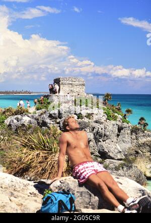 Années 1990 Tulum Mexique - Homme se bronzant près des ruines mayas de Tulum Mexique ca. 1993-1999 Banque D'Images