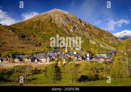 Villages de Salardú et d'Unha, à Naut Aran, en automne (Vallée de l'Aran, Catalogne, Pyrénées, Espagne) ESP: Pueblos de Salardú y Unha, en el Naut Aran Banque D'Images