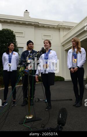 Reportage : les athlètes des Jeux olympiques et paralympiques d'hiver de 2014 s'expriment devant les médias à l'extérieur de la Maison Blanche, avant un événement de la salle de l'est qui les honore sous l'égide du président Barack Obama et de la première dame Michelle Obama, Washington, D.C., le 3 avril 2014. De gauche à droite : Julie Chu de Fairfield, Conn, qui a gagné l'argent avec l'équipe féminine de hockey sur glace; Sage Kostenberg de Park City, Utah, qui a remporté une médaille d'or en snowboard en pente; Stephanie Jallen de Kingston, Pennsylvanie, Paralympics femmes ski alpin, Super-G, médaillée de bronze; et Mikaela Shiffrin, d'Eagle-Vail, Coloo, qui a gagné l'or dans le domaine des femmes Banque D'Images