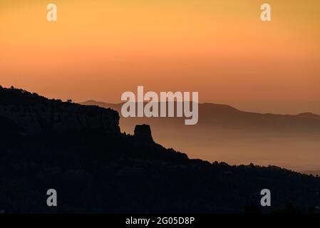 Le rocher de Cavall Bernat de Matadepera au lever du soleil, vu du sommet de Turó de la Pola (Vallès Occidental, Barcelone, Catalogne, Espagne) Banque D'Images