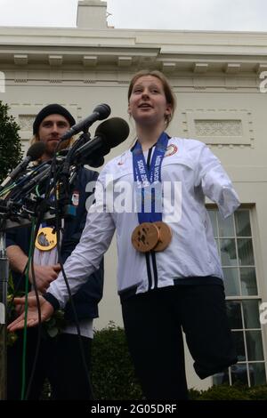 Reportage: Stephanie Jallen, de Kingston, Pennsylvanie, Paralympics femmes ski alpin, Super-G, médaillée de bronze, parle aux médias à l'extérieur de la Maison Blanche, avant un événement East Room en l'honneur de 2014 athlètes olympiques et paralympiques, organisé par le président Barack Obama et la première dame Michelle Obama, Washington, D.C., le 3 avril 2014. Banque D'Images