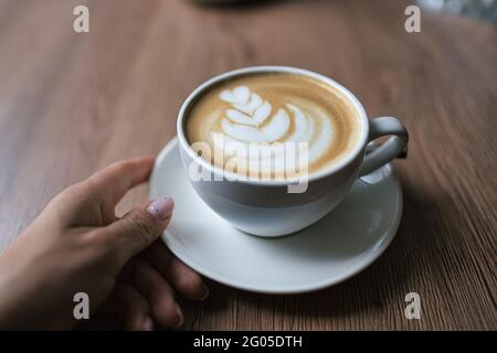 Vue de dessus une tasse de café chaud sur une table en bois. Style vintage Banque D'Images
