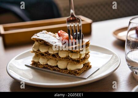 Milfey classique gâteau à la crème dans le bol Banque D'Images