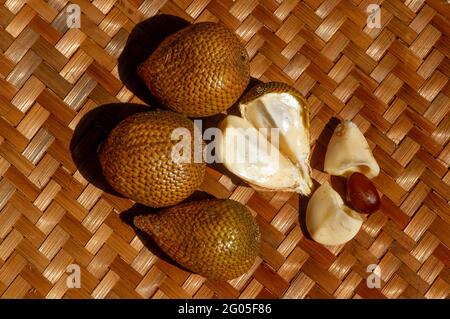 Vue de dessus de Salak gading, (Salacca edulis ou Salacca zalacca), connu sous le nom de fruit de serpent ou de fruit de peau de serpent, une espèce de palmier (famille Arecaceae) nat Banque D'Images