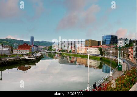 Vue sur le fleuve Nervion dans le quartier d'Olabeaga et le stade de football du club sportif San Mames en arrière-plan, Bilbao, Gascogne, pays Basque, eus Banque D'Images