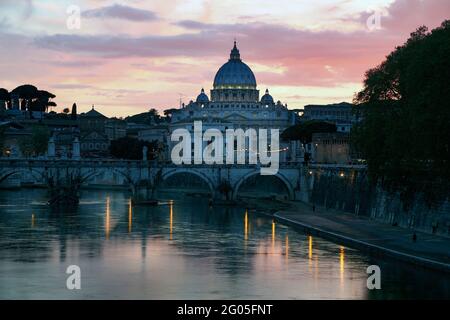 Rome, Italie. Pont Sant'Angelo et la Basilique St Pierre au crépuscule. Le centre historique de Rome, y compris le Vatican, sont une partie du patrimoine mondial de l'UNESCO Banque D'Images
