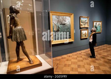 Philadelphie, États-Unis. 31 mai 2021. Une femme visite le Musée d'art de Philadelphie, à Philadelphie, en Pennsylvanie, aux États-Unis, le 31 mai 2021. Le musée a ouvert ses portes au public après quatre ans de construction et de rénovation. Credit: Liu Jie/Xinhua/Alay Live News Banque D'Images