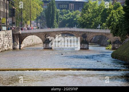 Le pont latin est un pont ottoman qui traverse la rivière Miljacka, Sarajevo, Bosnie-Herzégovine Banque D'Images