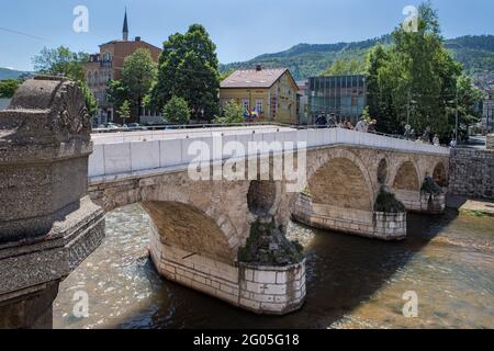 Le pont latin est un pont ottoman qui traverse la rivière Miljacka, Sarajevo, Bosnie-Herzégovine Banque D'Images