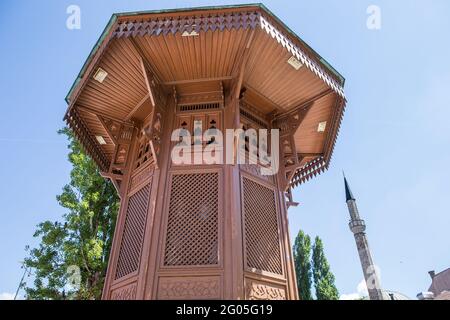 Sebilj est une fontaine en bois de style ottoman (sebil) située dans le centre de la place Baščaršija à Sarajevo, construite par Mehmed Pasha Kukavica en 1753. C'était relocala Banque D'Images