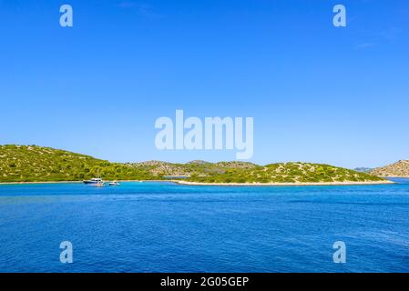 Îles croates sur la mer Adriatique. Croatie avec côte rocheuse, bateaux à voile et yachts. Banque D'Images