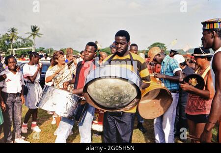 Années 1990 Trinité-et-Tobago - Festival annuel du patrimoine tambours dans le Carnaval de Old Time défilé ca. 1998 (Tobago) Banque D'Images