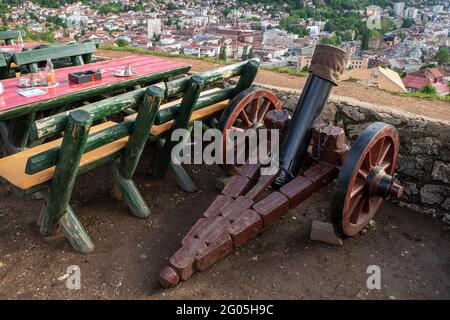 Cannon avait l'habitude de mettre fin au jeûne pendant le ramadan, la forteresse jaune alias Bastion jaune ou Žuta Tabija, Sarajevo, Bosnie-Herzégovine Banque D'Images