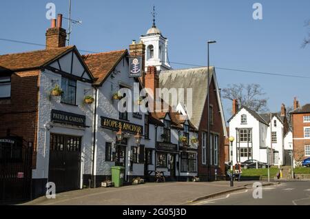 Wokingham, Royaume-Uni - 28 février 2021 : vue sur la maison publique historique Hope & Anchor au milieu de Wokingham, Berkshire, le jour du printemps. Banque D'Images