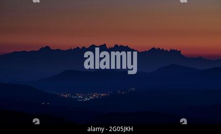 Montserrat vue depuis le point de vue du Serrat des Bruixes, à Sant Feliu Sasserra, au crépuscule (Bages, Catalogne, Espagne, Pyrénées) Banque D'Images