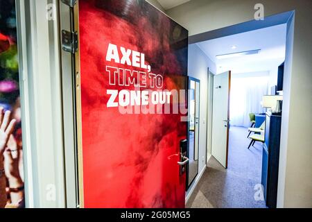 L'illustration montre l'une des chambres des joueurs de l'hôtel au Proximus Basecamp, le centre de formation des Red Devils, de nationalité belge Banque D'Images