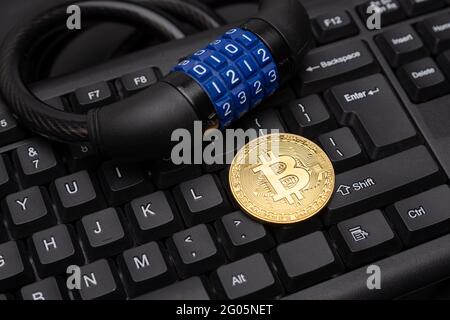 Bitcoin crypto-monnaie avec verrou sur le clavier. Sécurité Bitcoin Banque D'Images