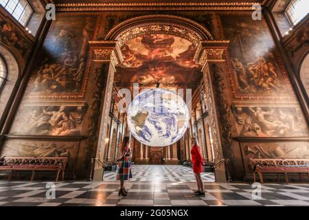 Londres Royaume-Uni 01 juin 2021 installation artistique grandiose de Luke Jerram Gaia peut être vu au Old Royal Naval College du 30 mai au 1er juillet 2021. Placé dans la fierté de la place dans le magnifique hall peint, . Cette sculpture monumentale à éclairage intérieur, mesurant sept mètres de diamètre, a été créée à l'aide d'images de la NASA à 120 dpi et est une réplique exacte de notre planète.Paul Quezada-Neiman/Alay Live News Banque D'Images