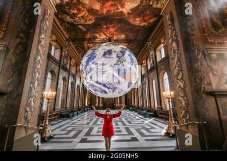 Londres Royaume-Uni 01 juin 2021 installation artistique grandiose de Luke Jerram Gaia peut être vu au Old Royal Naval College du 30 mai au 1er juillet 2021. Placé dans la fierté de la place dans le magnifique hall peint, . Cette sculpture monumentale à éclairage intérieur, mesurant sept mètres de diamètre, a été créée à l'aide d'images de la NASA à 120 dpi et est une réplique exacte de notre planète.Paul Quezada-Neiman/Alay Live News Banque D'Images