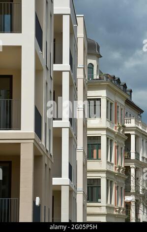 Leipzig, Allemagne. 05e mai 2021. Un écart entre les bâtiments de Leipzig est en cours de fermeture avec un nouveau bâtiment comme une maison d'appartement d'angle directement à côté d'une ancienne maison Gründerzeit historique sur une rue principale. Credit: Volkmar Heinz/dpa-Zentralbild/ZB/dpa/Alay Live News Banque D'Images