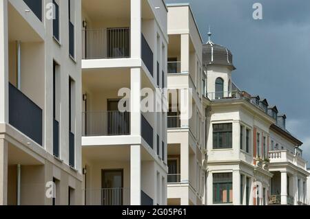 Leipzig, Allemagne. 05e mai 2021. Un écart entre les bâtiments de Leipzig est en cours de fermeture avec un nouveau bâtiment comme une maison d'appartement d'angle directement à côté d'une ancienne maison Gründerzeit historique sur une rue principale. Credit: Volkmar Heinz/dpa-Zentralbild/ZB/dpa/Alay Live News Banque D'Images