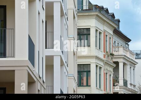 Leipzig, Allemagne. 05e mai 2021. Un écart entre les bâtiments de Leipzig est en cours de fermeture avec un nouveau bâtiment comme une maison d'appartement d'angle directement à côté d'une ancienne maison Gründerzeit historique sur une rue principale. Credit: Volkmar Heinz/dpa-Zentralbild/ZB/dpa/Alay Live News Banque D'Images