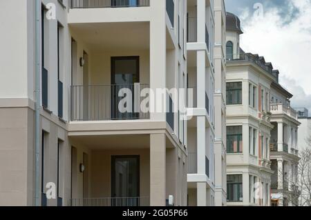 Leipzig, Allemagne. 05e mai 2021. Un écart entre les bâtiments de Leipzig est en cours de fermeture avec un nouveau bâtiment comme une maison d'appartement d'angle directement à côté d'une ancienne maison Gründerzeit historique sur une rue principale. Credit: Volkmar Heinz/dpa-Zentralbild/ZB/dpa/Alay Live News Banque D'Images