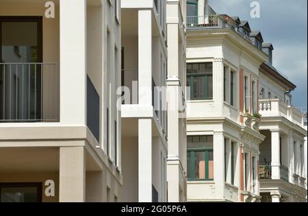 Leipzig, Allemagne. 05e mai 2021. Un écart entre les bâtiments de Leipzig est en cours de fermeture avec un nouveau bâtiment comme une maison d'appartement d'angle directement à côté d'une ancienne maison Gründerzeit historique sur une rue principale. Credit: Volkmar Heinz/dpa-Zentralbild/ZB/dpa/Alay Live News Banque D'Images